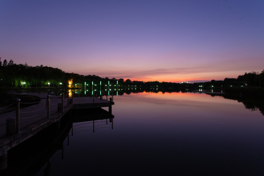 湖边夜景