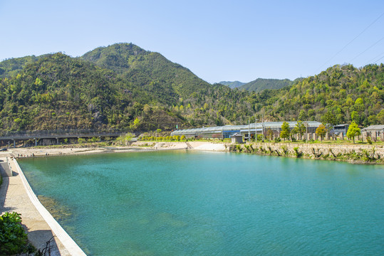 山青水秀