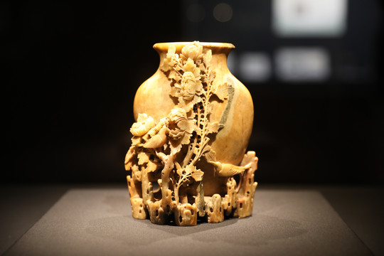 清代的寿山石透雕牡丹双雀插瓶