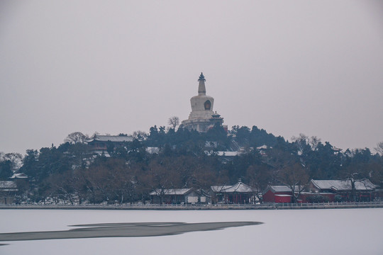 雪后的北京北海公园琼华岛