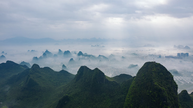 云雾缭绕下的山与城