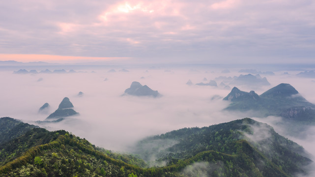 清晨高山上的日出云海