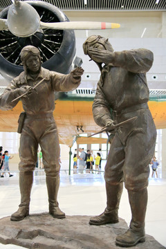 空军飞行员模拟空战雕像
