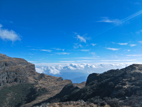 蓝天白云高山