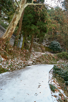 深山雪景