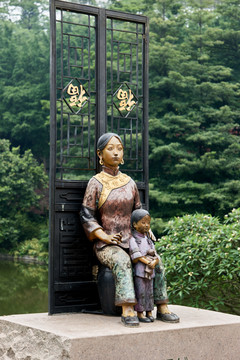 母女铜雕像