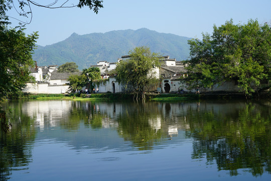 黄山宏村南湖边的徽派建筑景色