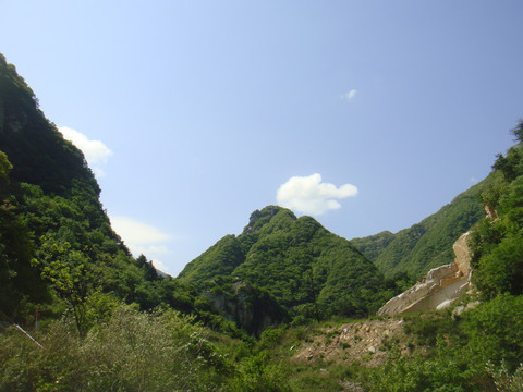 蓝天白云下的秦岭岱峪