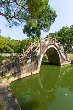广东湛江寸金桥公园鸳鸯岛石拱桥