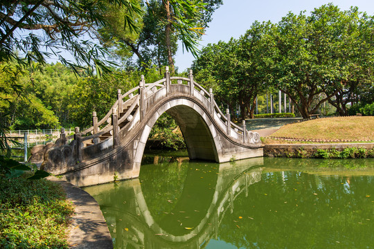 广东湛江寸金桥公园鸳鸯岛石拱桥