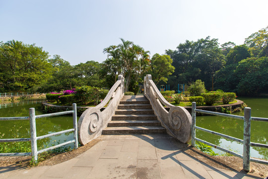 广东湛江寸金桥公园鸳鸯岛石桥