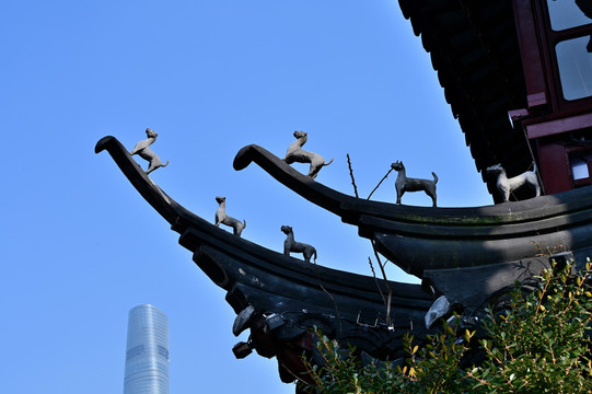 中式古建筑飞檐上的动物装饰