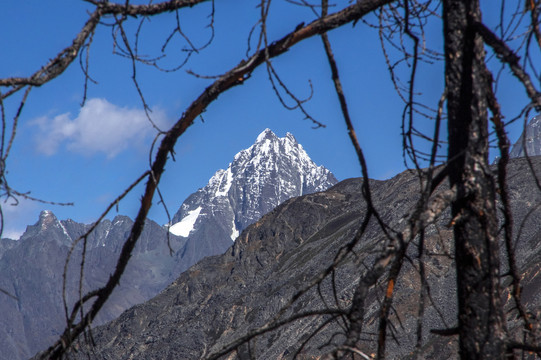 雅拉神山