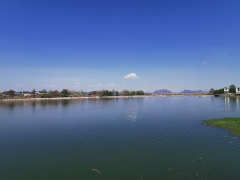 湖水远山蓝天白云高清风景摄影图