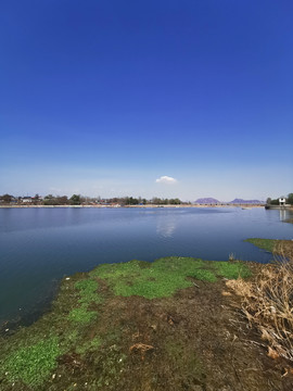 湖水蓝天白云绿地风景摄影高清图