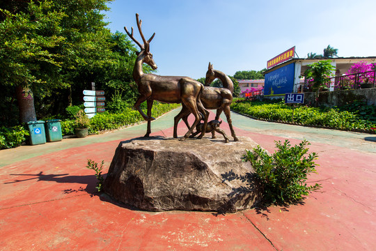 广东湛江金鹿园梅花鹿雕像