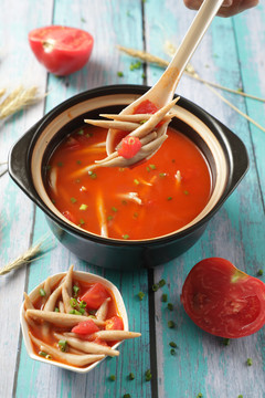番茄酸汤莜面鱼鱼儿
