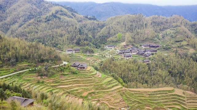 群山间的山村与梯田