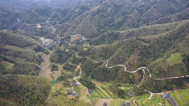 群山间的山村与梯田