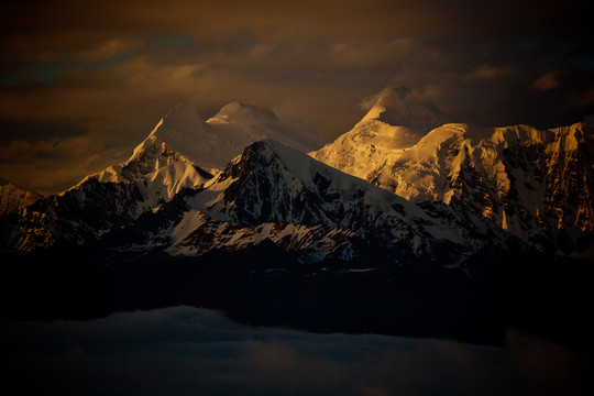 贡嘎雪山