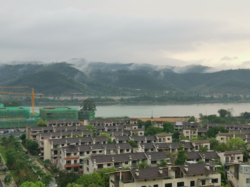 雨中别墅区