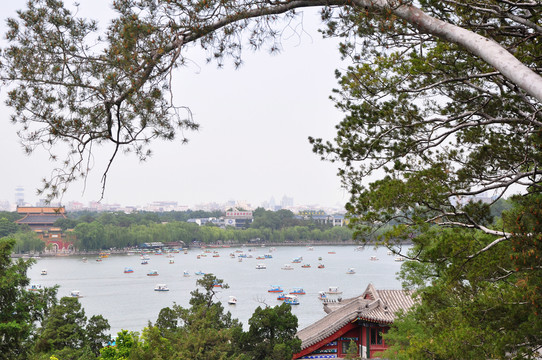 游览北海公园俯瞰湖面