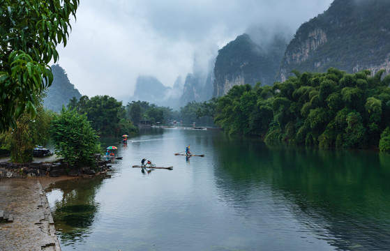 阳朔雨中十里画廊自然景观