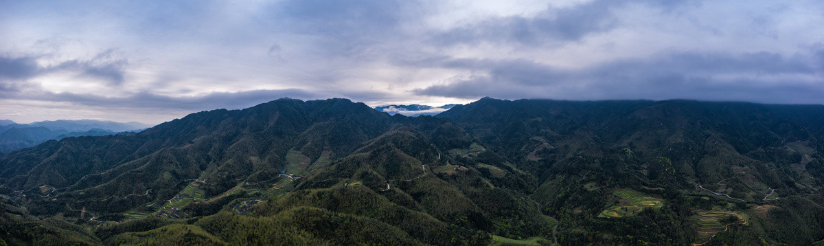 山脉上云与雾