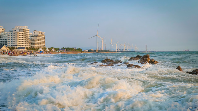 海南岛东方市鱼鳞洲海浪汹涌