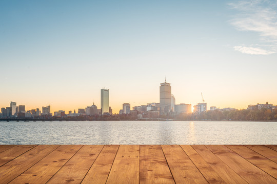 波士顿城市天际线和木地板前景