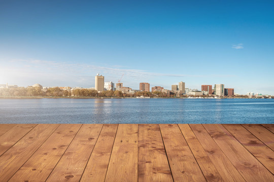 波士顿城市天际线和木地板前景