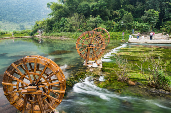 鹅泉河风光