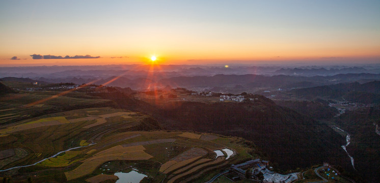 夕阳下的露营基地