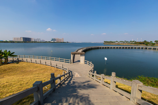 广东湛江滨湖湿地公园观景长廊
