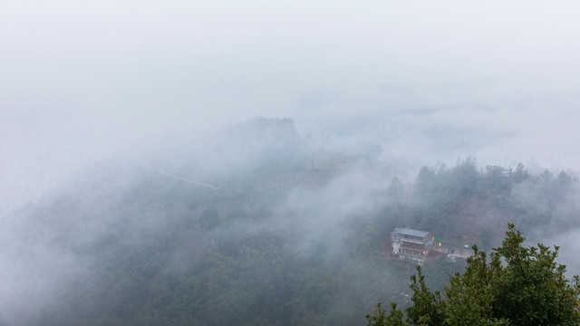 阳朔美丽的晨雾景观