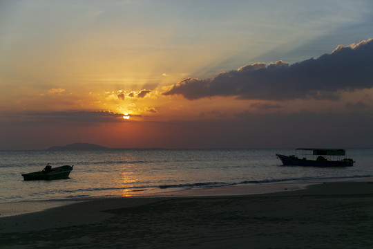 中国海南三亚椰梦长廊海边夕阳