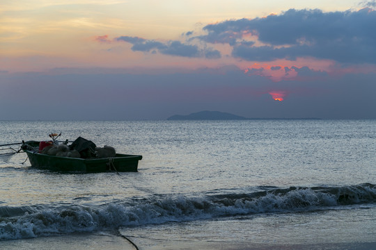 中国海南三亚椰梦长廊海边夕阳