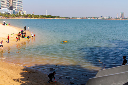 广东湛江金沙湾海边游泳