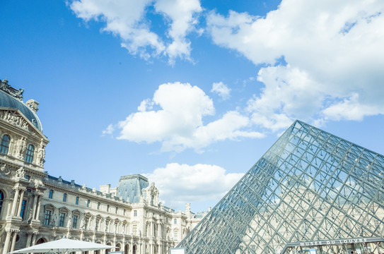法国巴黎恢宏的卢浮宫