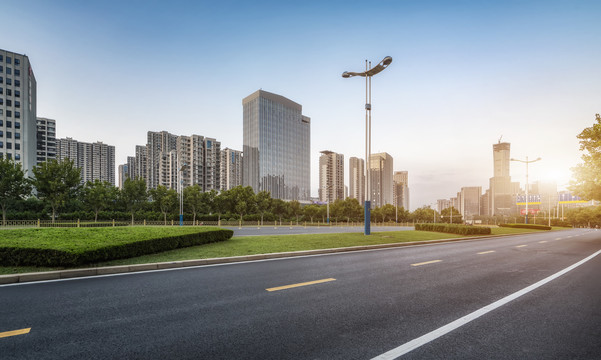 道路地面和现代建筑