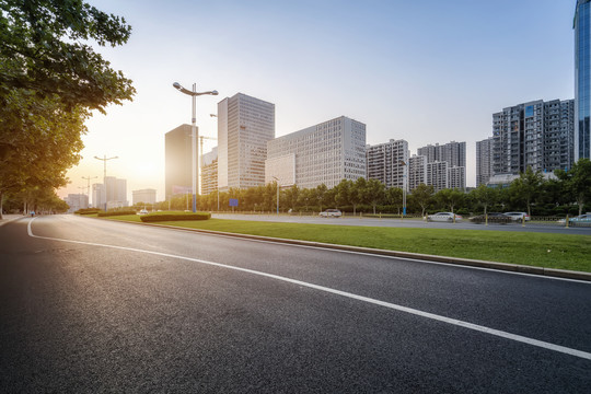 公路弯道和现代建筑