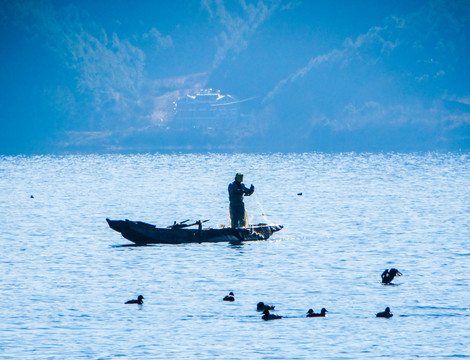 泸沽湖捕鱼