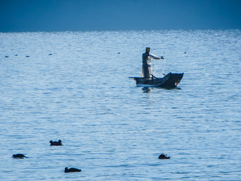 泸沽湖打鱼