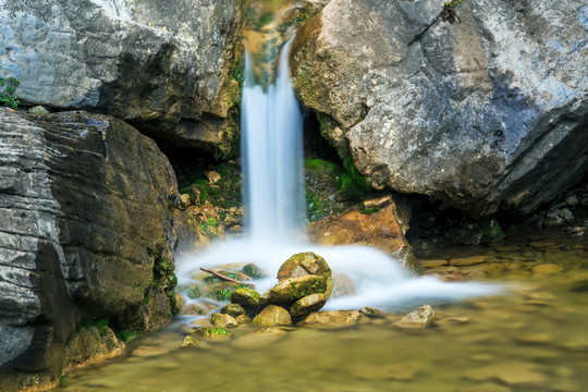 山涧溪流瀑布