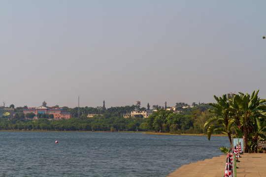 广东湛江湖光岩风景区镜湖风光