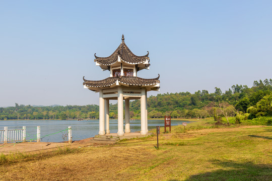 广东湛江湖光岩风景区镜湖风光