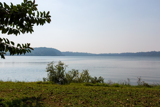 广东湛江湖光岩风景区镜湖风光