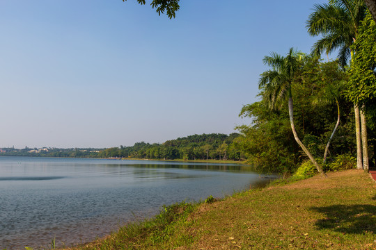 广东湛江湖光岩风景区镜湖风光