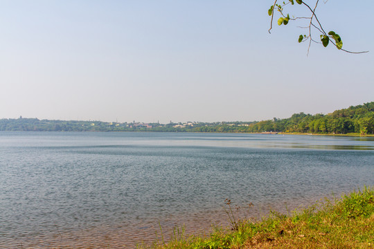 广东湛江湖光岩风景区镜湖风光