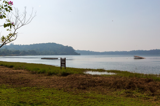 广东湛江湖光岩风景区镜湖风光